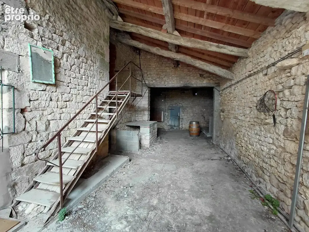 Maison en pierre à renover avec dependances et terrain de 2.5 ha attenant - photo 16