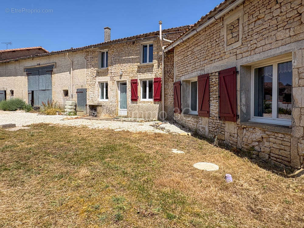 Maison en pierres avec dépendances - photo 16