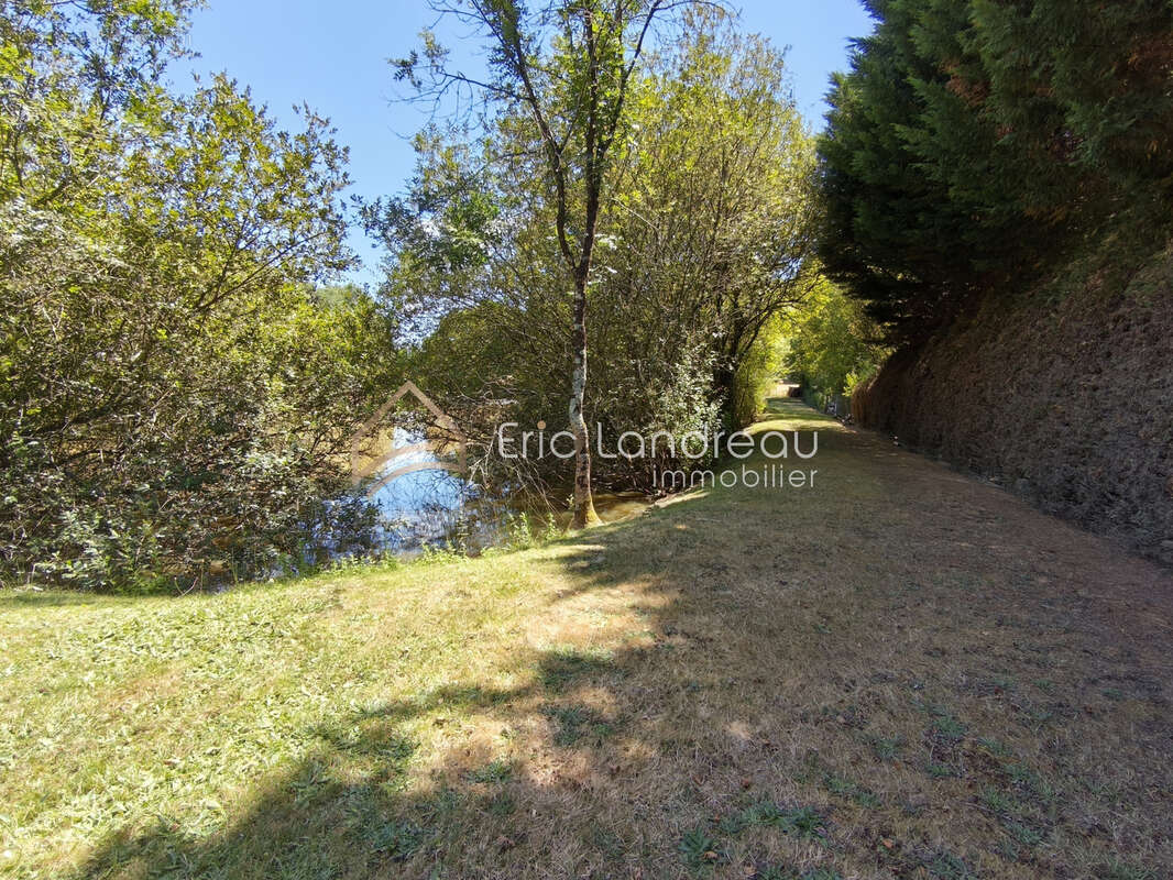 Plan d'eau avec chalet sur un terrain d'environ 5290 m2 - photo 4
