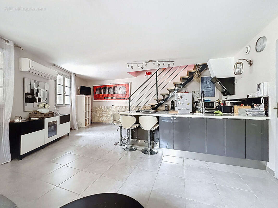 Duplex de  95.92 m2 avec Terrasse et Double Garage , Coeur Historique d'Avignon - photo 3