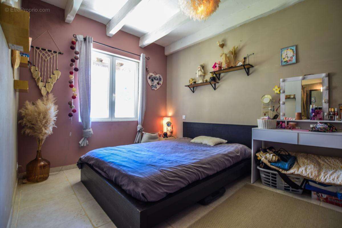 Maison de caractère rénovée – 4 chambres, piscine et environnement résidentiel recherché - photo 7