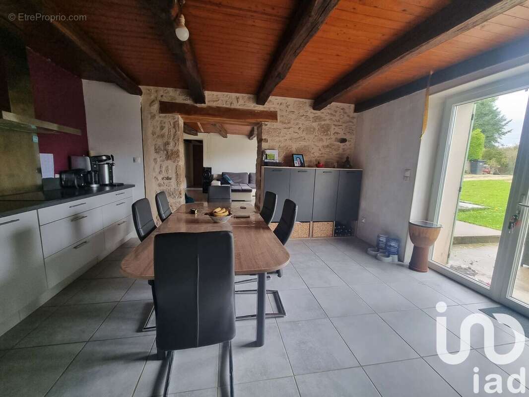 Maison 97 m² à Charroux  - photo 3