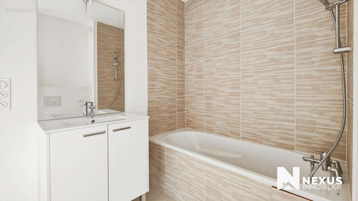 salle de bain sud-ouest 1er étage - Maison à SOTTEVILLE-LES-ROUEN