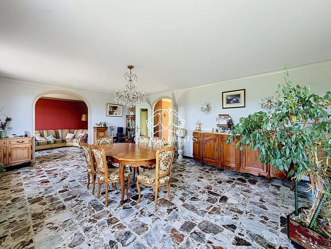 Maison à LA TOUR-DE-SALVAGNY