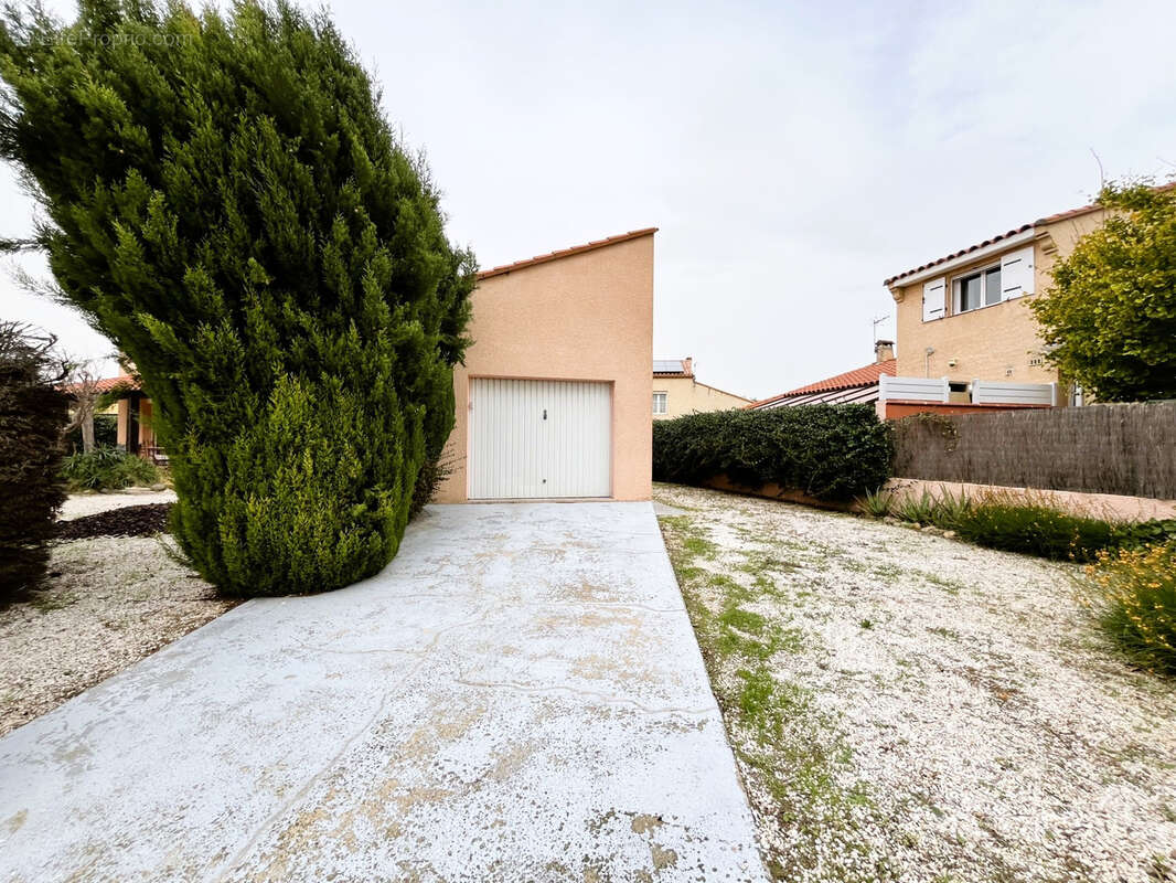 Maison à SAINT-LAURENT-DE-LA-SALANQUE