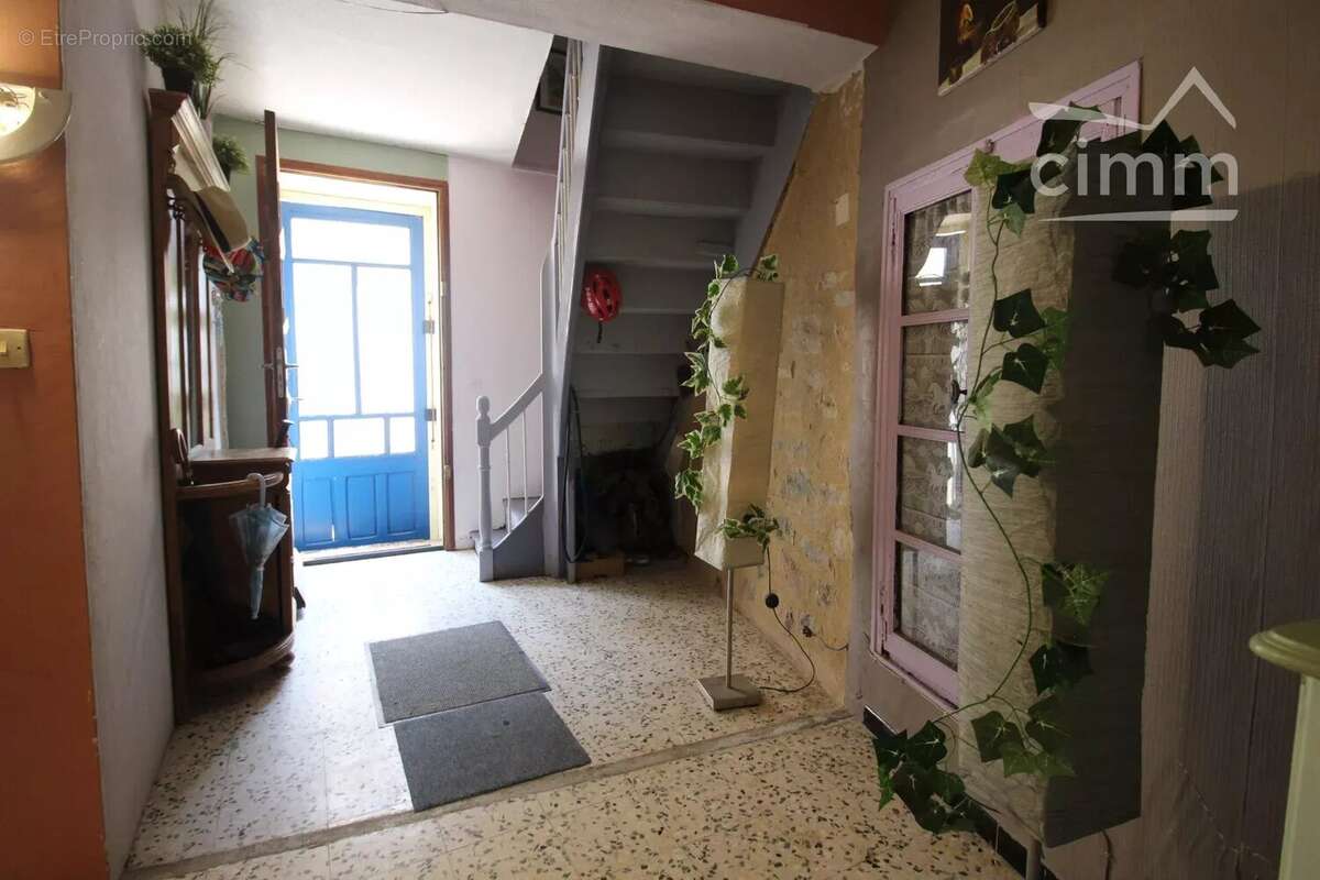 A vendre une maison de 150m² habitables avec un un jardin et une source - photo 3