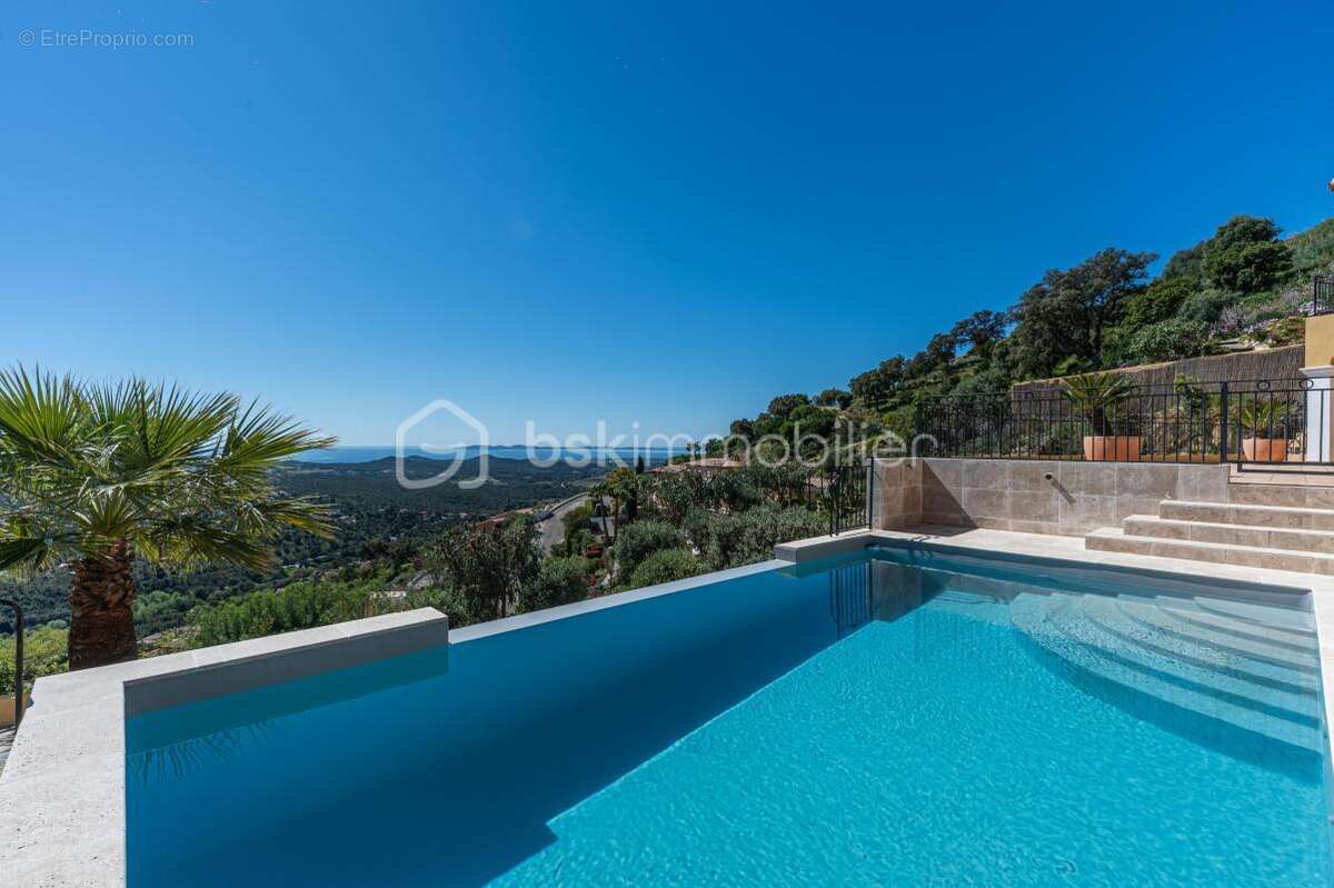 Côte d'azur - Propriété de prestige 230 m² avec piscine à débordement et panorama sur les Îles d'Or - photo 2