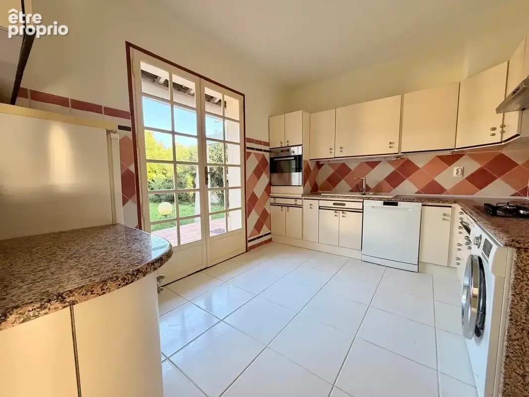 Pérols   villa  atypique t5 de 169m2 au sol avec piscine, jardin et garage - photo 10