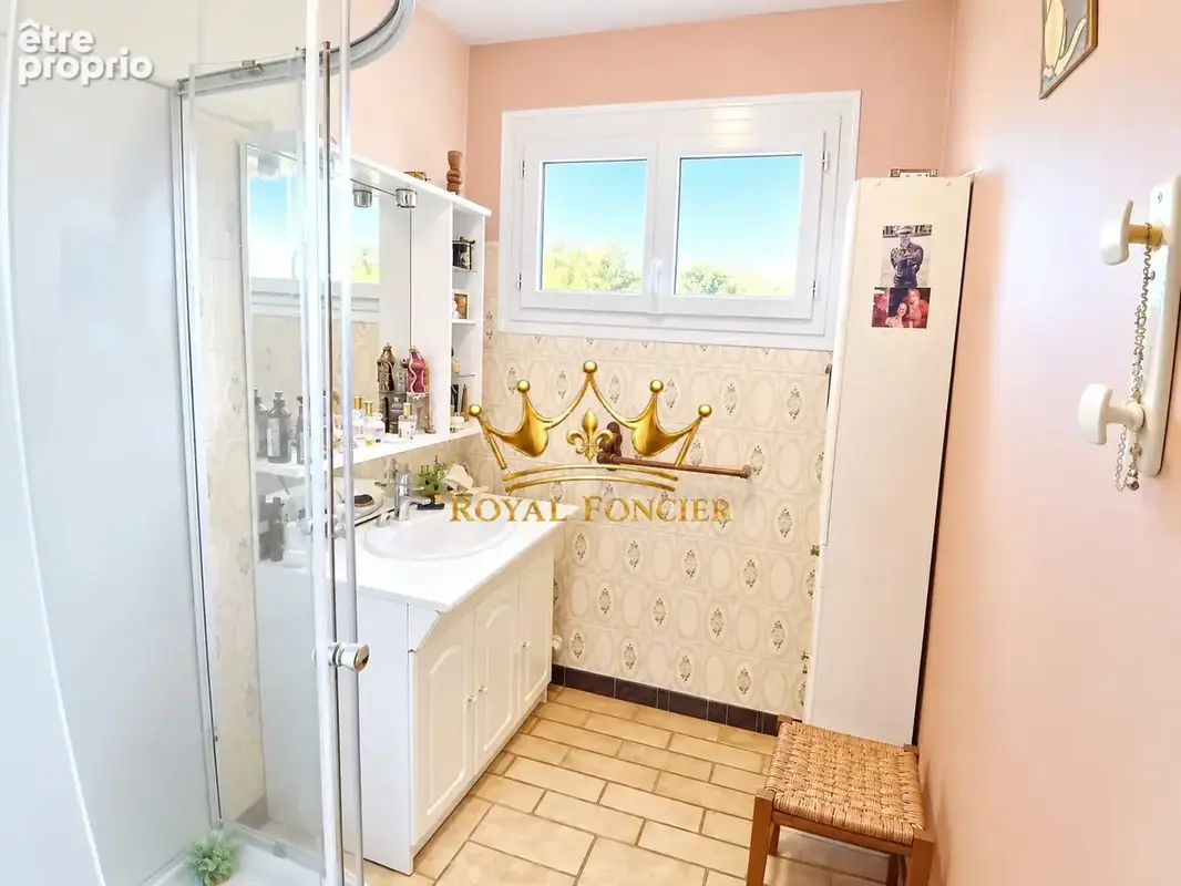 Salle d eau (douche récente) 