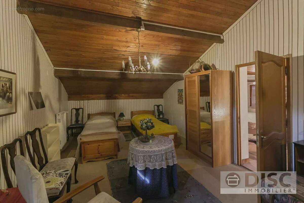 Maison de plain-pied avec grand jardin et garage. - photo 16