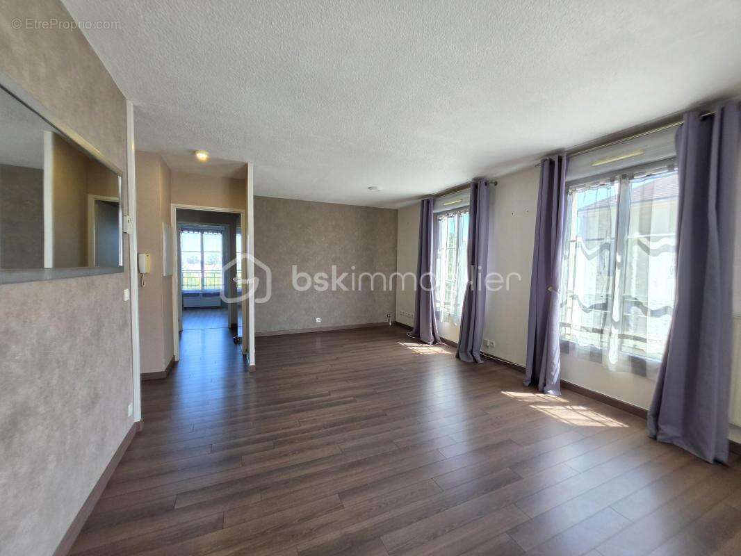Appartement à VAUJOURS