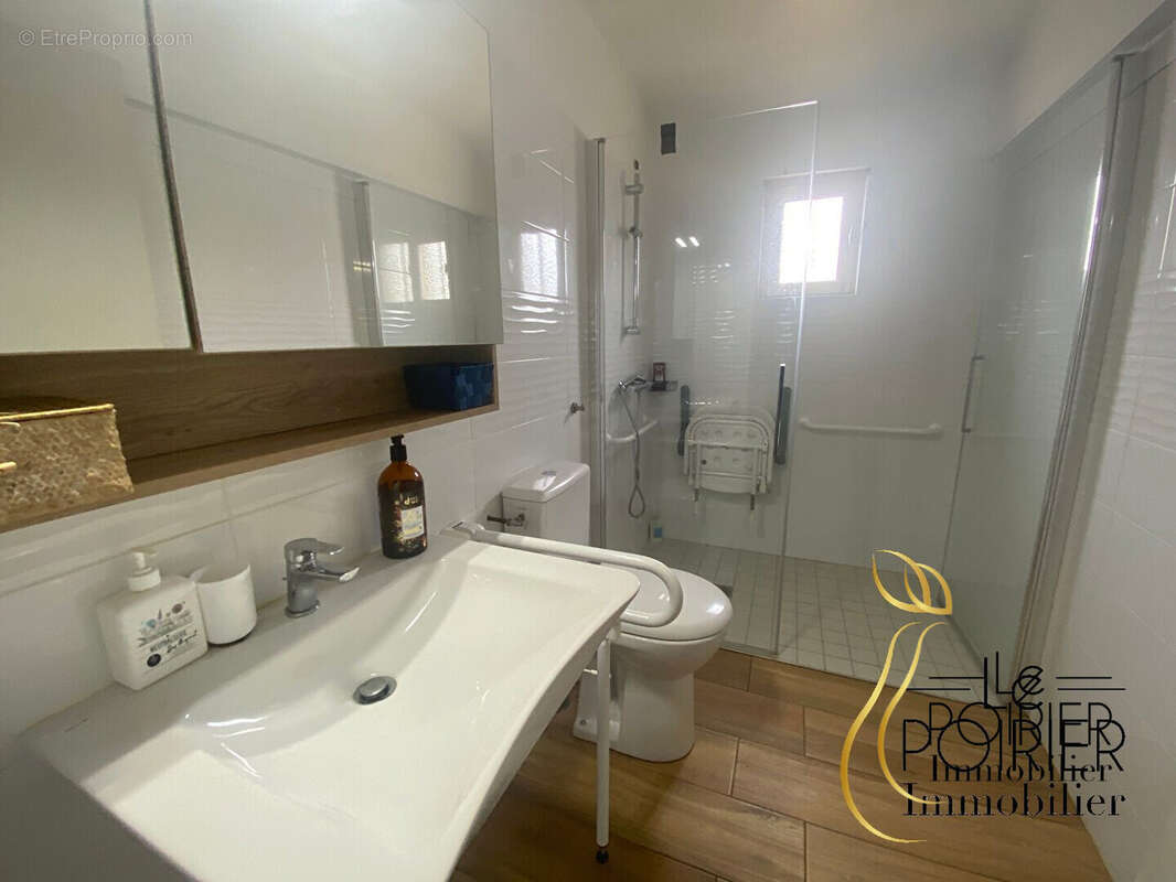 salle d'eau rdc maison - Maison à LANGUEUX