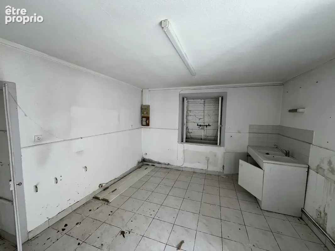 Centre de Craponne, maison individuelle à rénover avec dépendances sur terrain de 800m2. - photo 19