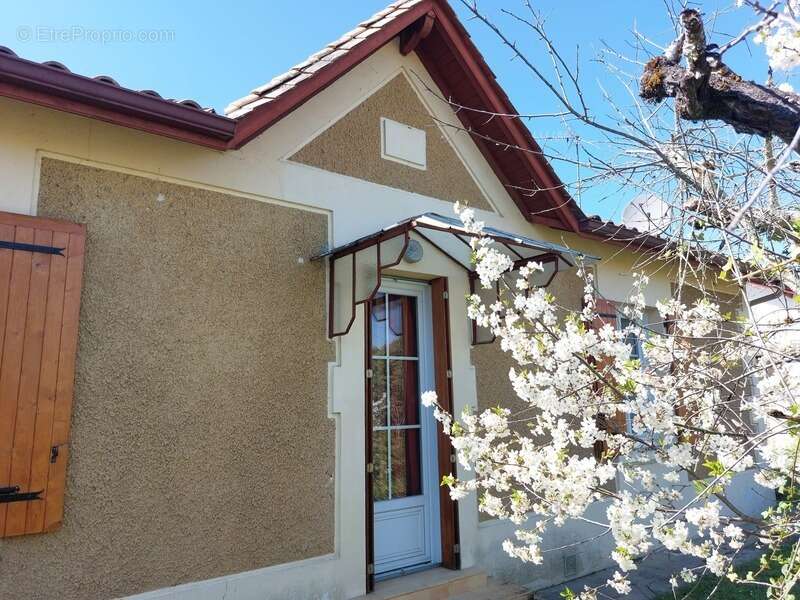 Maison à SAINT-MEDARD-DE-GUIZIERES