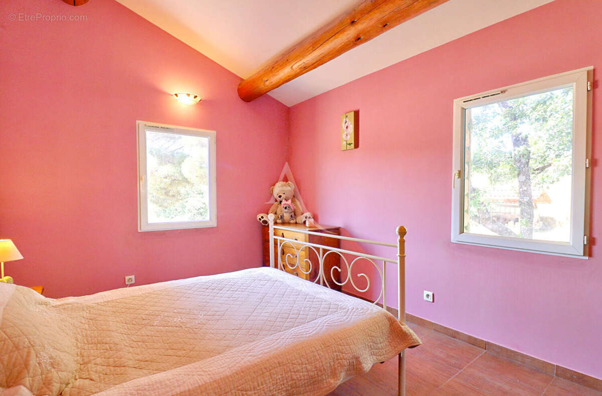 Superbe villa au calme et a la vue imprenable sur le château de cereste-en-luberon sur 7380m2 de terrain avec piscine - photo 14