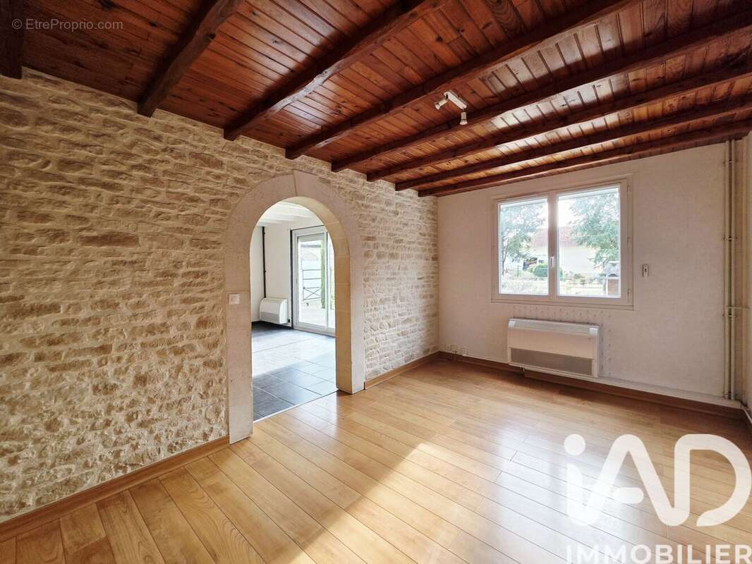 Maison 110 m² à Saint-Genis-D'hiersac  - photo 9