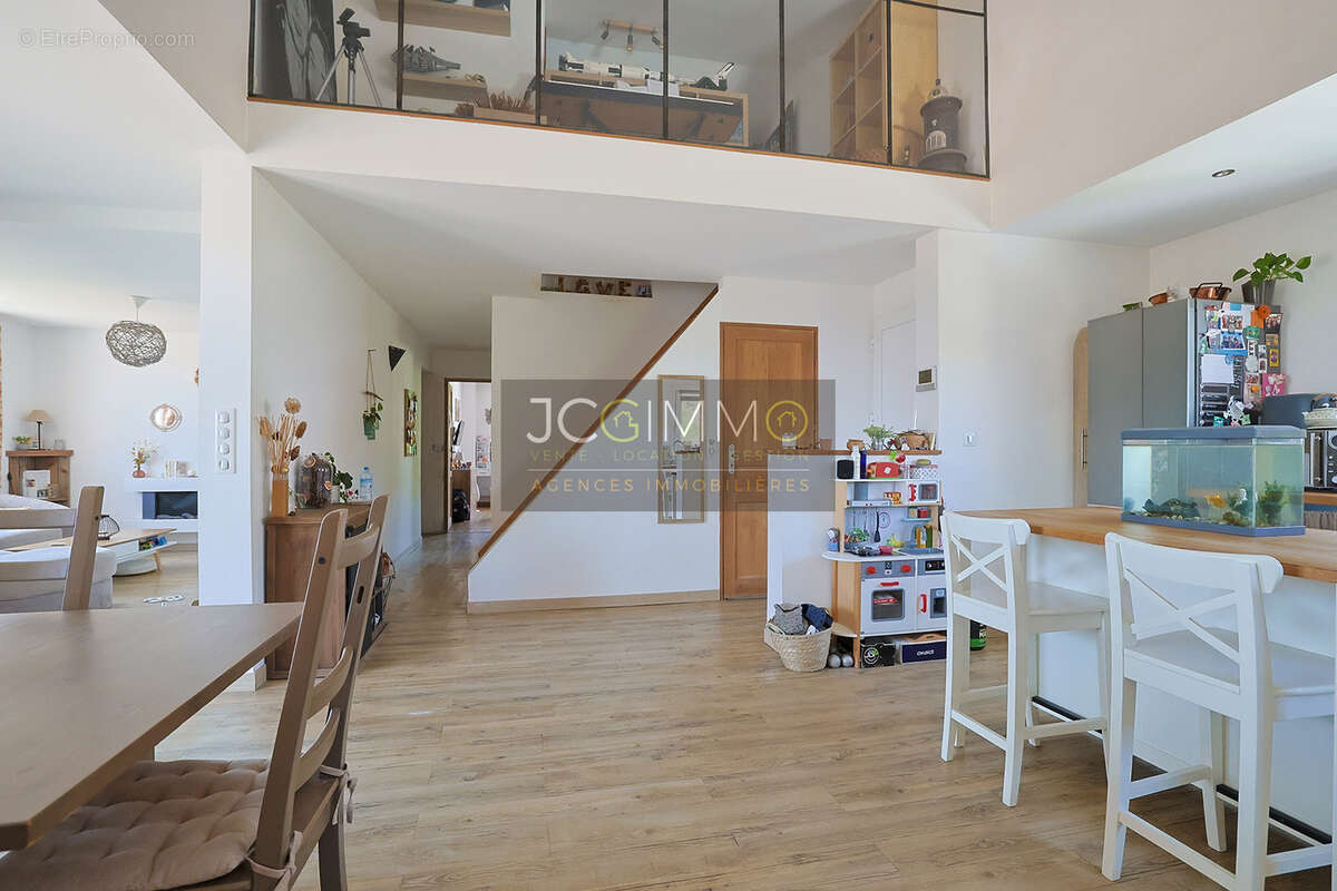 Haut de villa de 141m2 + jardin - photo 17