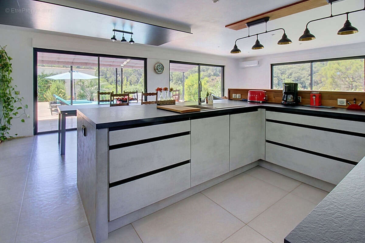 A vendre en exclusivité a vendre à vidauban - villa contemporaine avec vue panoramique, piscine et prestations  de qualité ! - photo 6