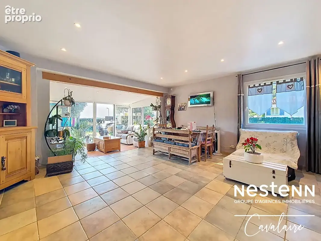 Maison d'environ 120 m² de plain-pied avec vue mer sur un terrain piscinable dans un quartier prisé de Cavalaire - photo 3