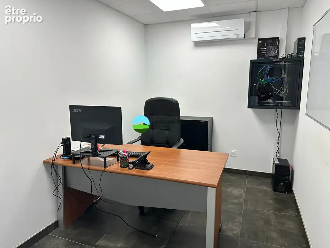 Locaux professionnels de 8 bureaux et parking - photo 8