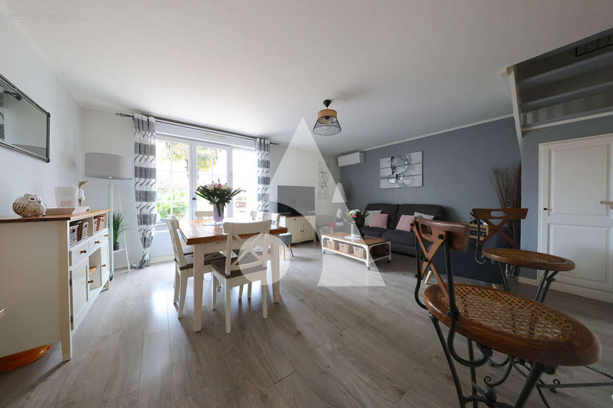 Maison à SAINT-PIERRE-DU-PERRAY