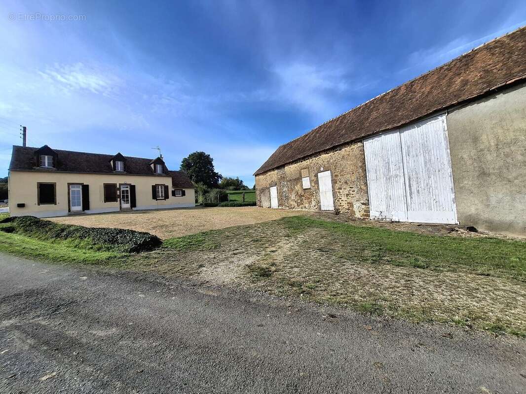 Maison 104 m² à Sainte-Sabine-Sur-Longeve  - photo 2