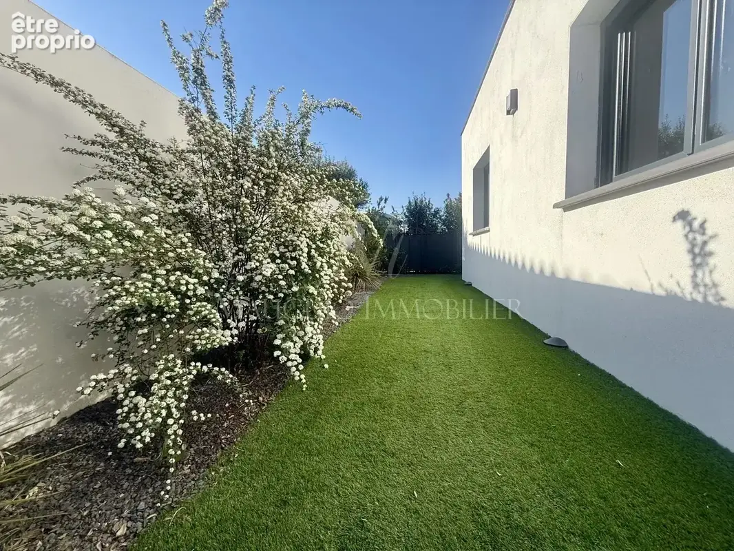 Maison de plain-pied F4 - Garage - Stationnements - photo 2