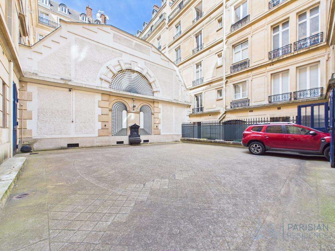 Appartement à PARIS-8E