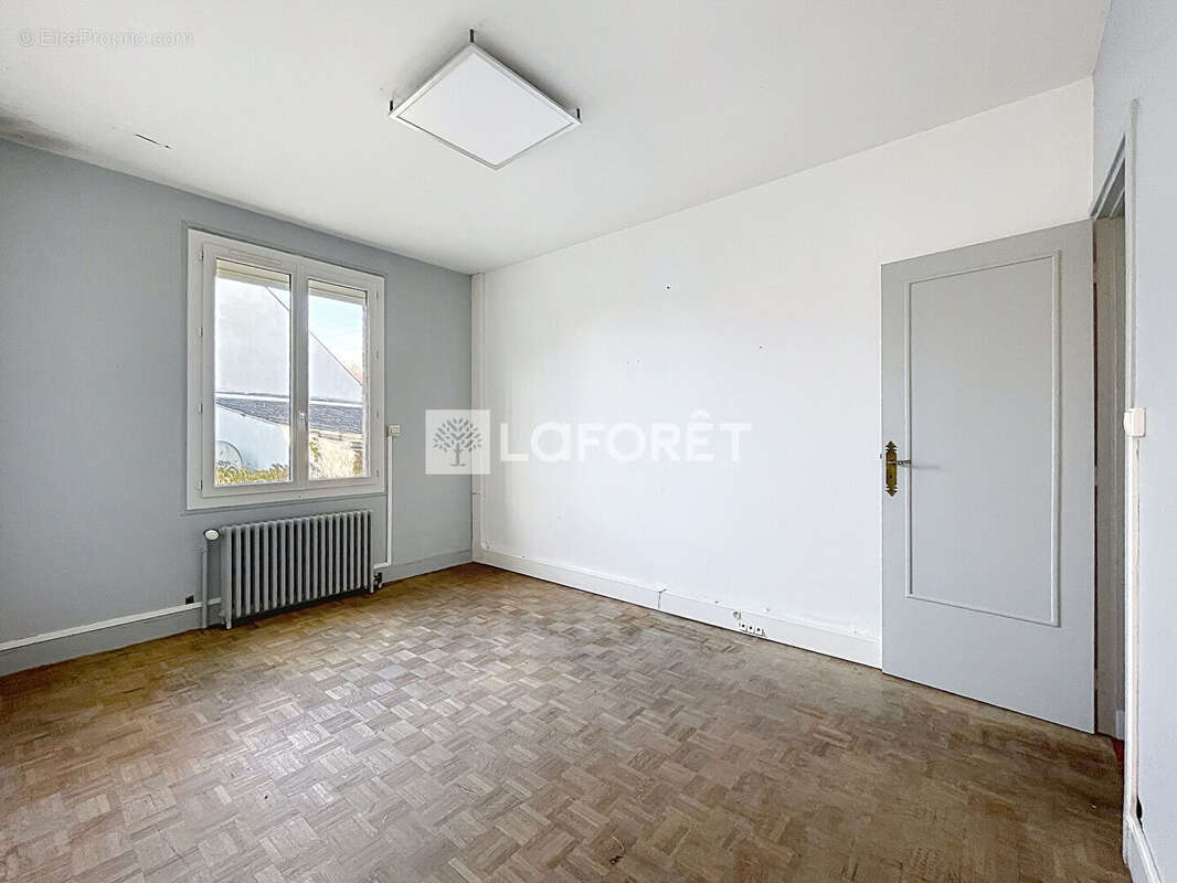 Maison à SAINT-JEAN-DE-LA-RUELLE