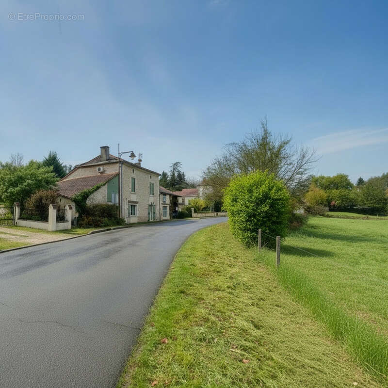 Maison à MANZAC-SUR-VERN