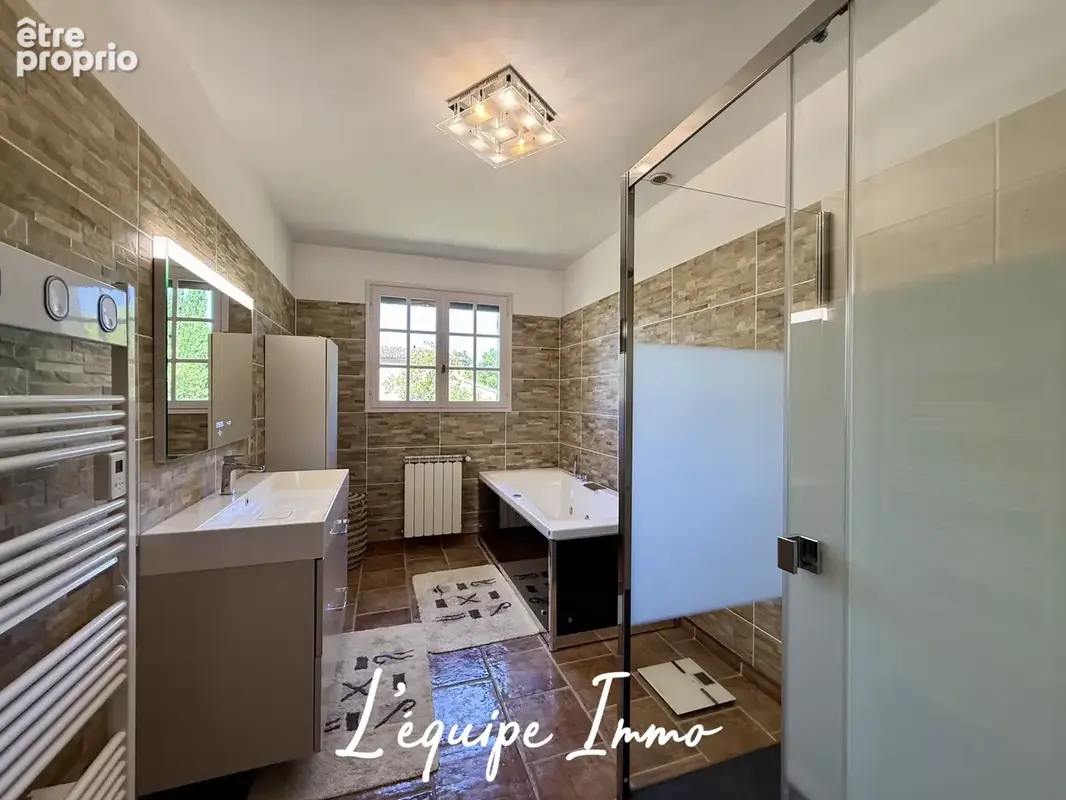 Maison d’architecte de plus de 200 m2 avec piscine sur un terrain de près de 2500 m2 - photo 15