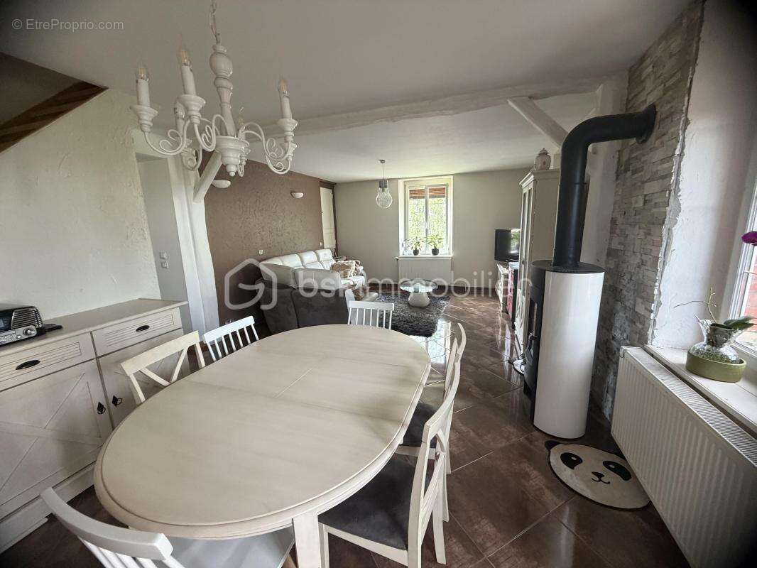 Maison à NEUFMANIL