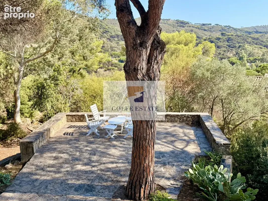 Colline Saint-Michel / Gigaro: villa  de charme à rénover / 5 minutes à pied de la plage - photo 11