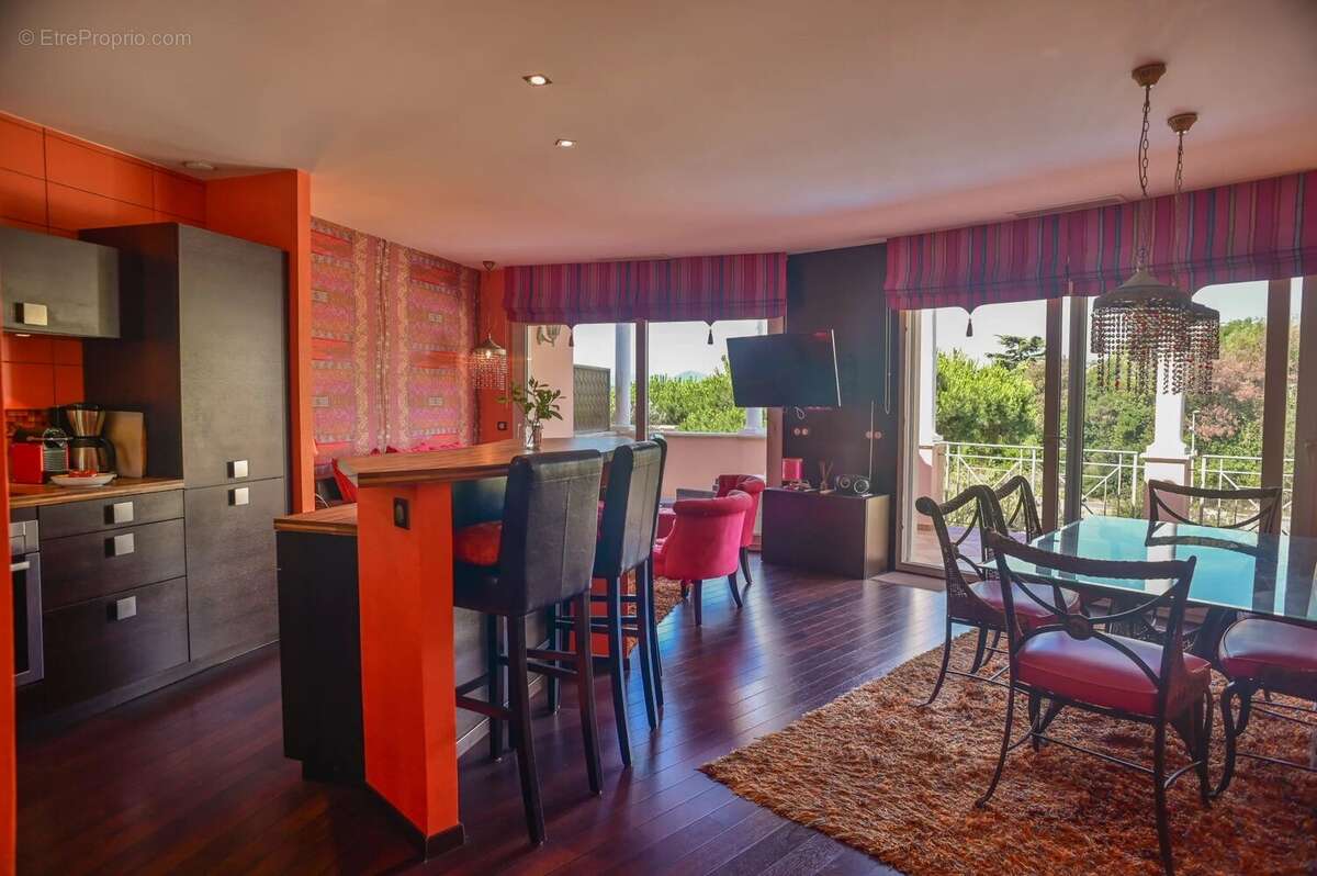 SOUS OFFRE -Croix-des-Gardes - Superbe 2P, terrasse 27m², Vue mer, Parking, Piscine - photo 4