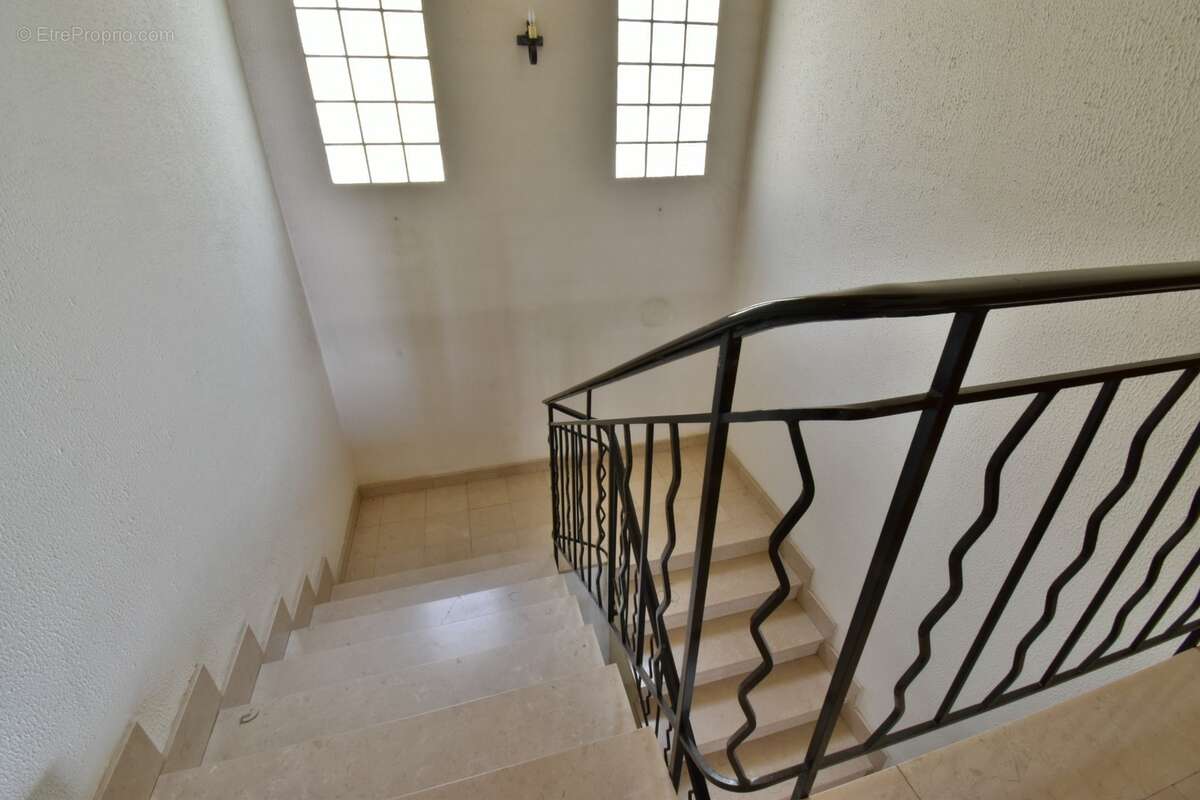  À VENDRE – Grande villa avec terrain boisé avec une olivette à Sisteron - photo 13