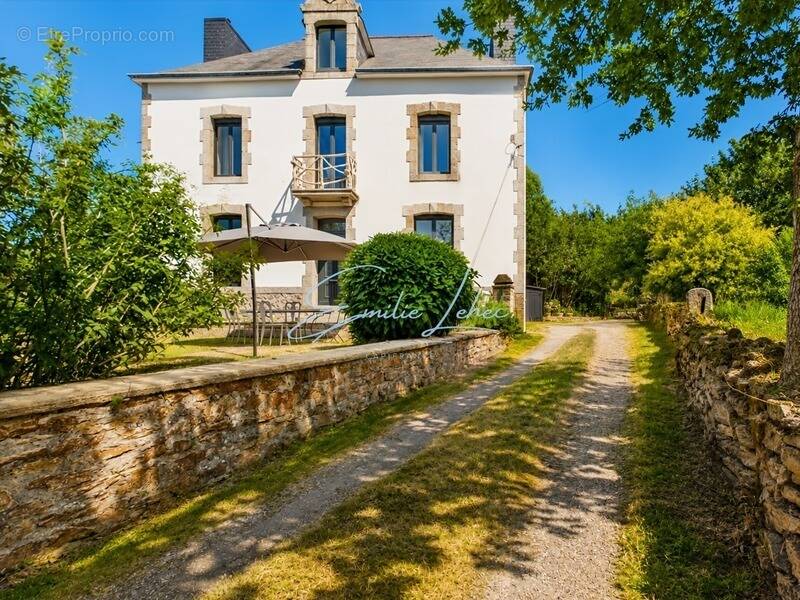 Melgven – Propriété de caractère de 197 m² avec dépendances en pierre sur plus de 8 600 m² de terrain - photo 1