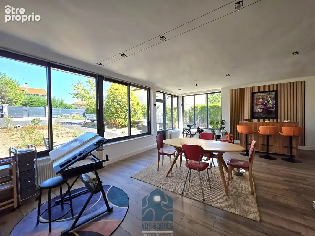Maison individuelle neuf pièces avec terrasse, jardin et stationnements - photo 2
