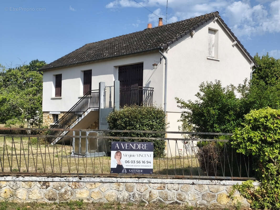 Maison à SELLES-SAINT-DENIS