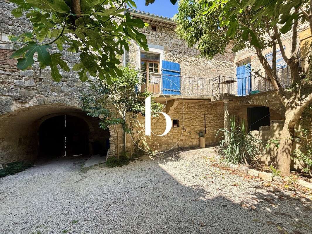 Mas en pierres traditionnelles avec cour et terrasse arborée - photo 3