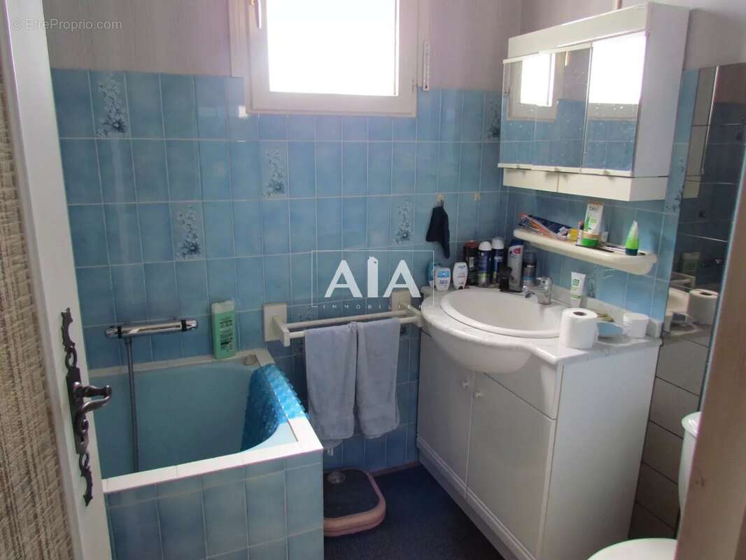 Maison à LES ADJOTS