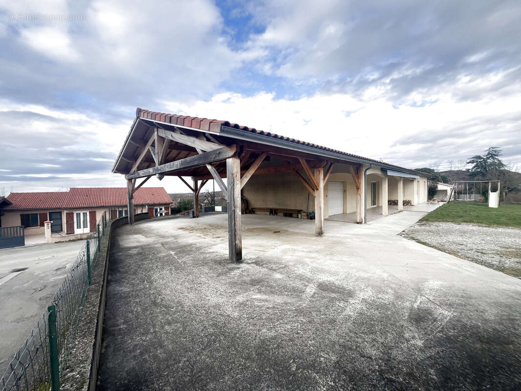 Maison à SAINT-FELIX-DE-RIEUTORD