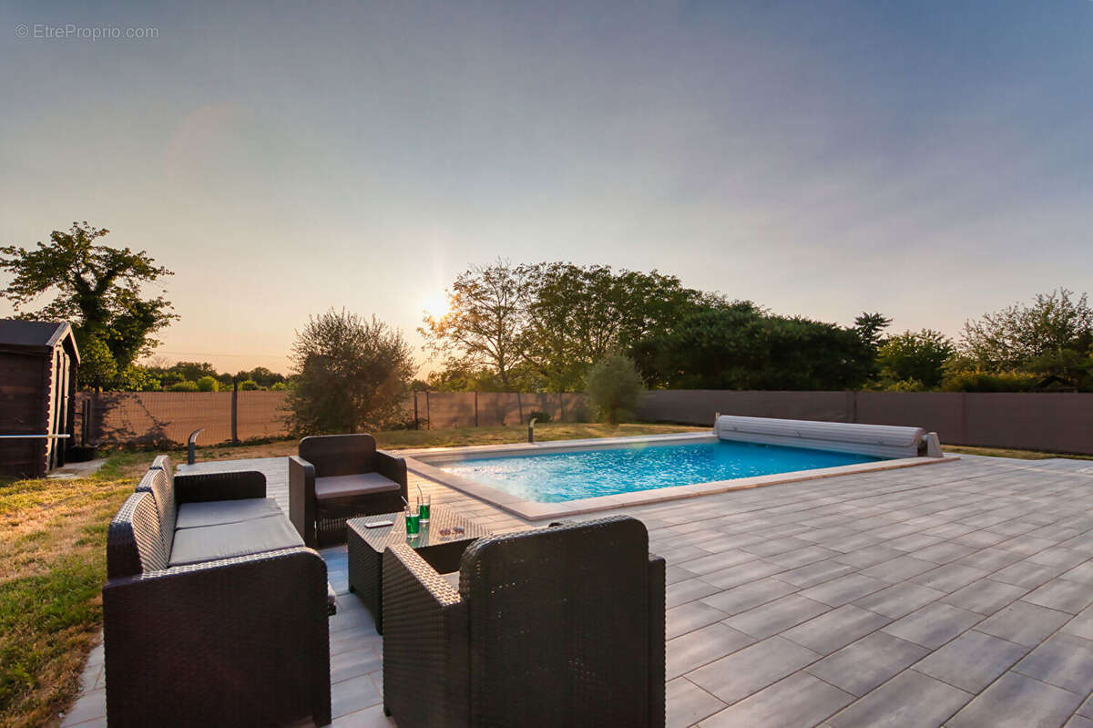 Espace et lumière : Découvrez cette maison récente de 150m² avec piscine. - photo 2
