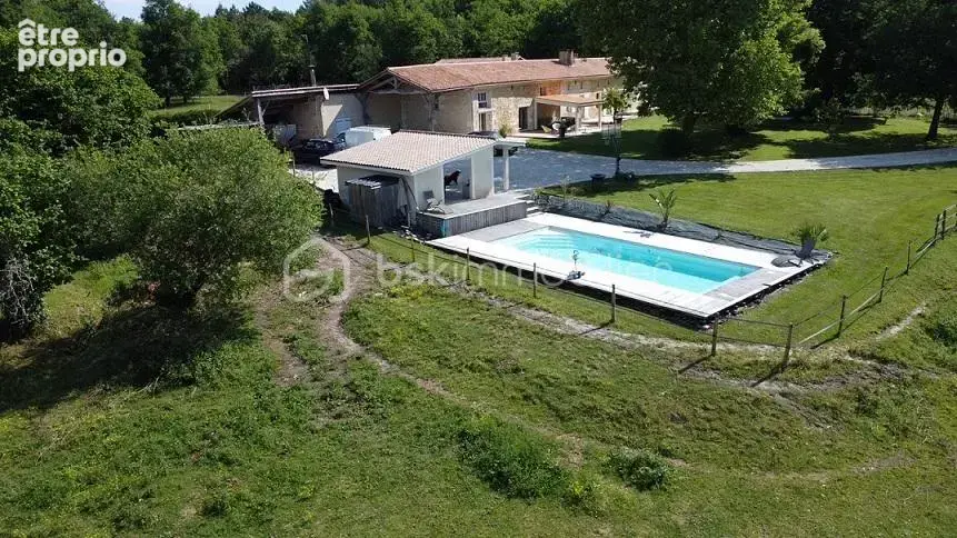 Magnifique maison en pierres renovee de 379 m2 avec 4 chambres, piscine sur un terrain de 1,8 hectares !!! - photo 2