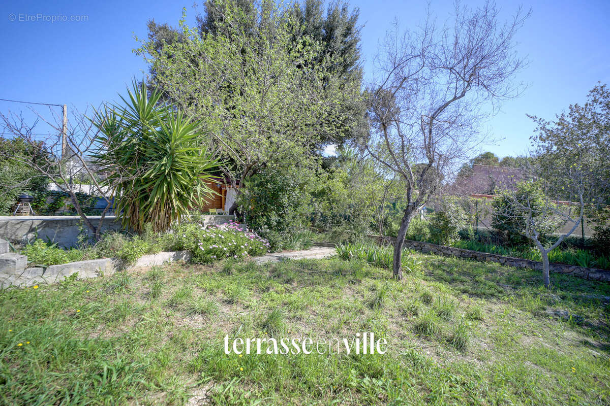 Appartement à CEYRESTE