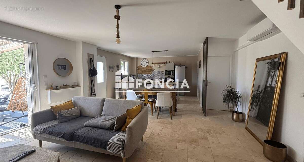 Exclusivité FONCIA, Mas de 138 m2 sur terrain de 700 m2 avec VUE sur les champs de lavande et GARAGE privatif - photo 7