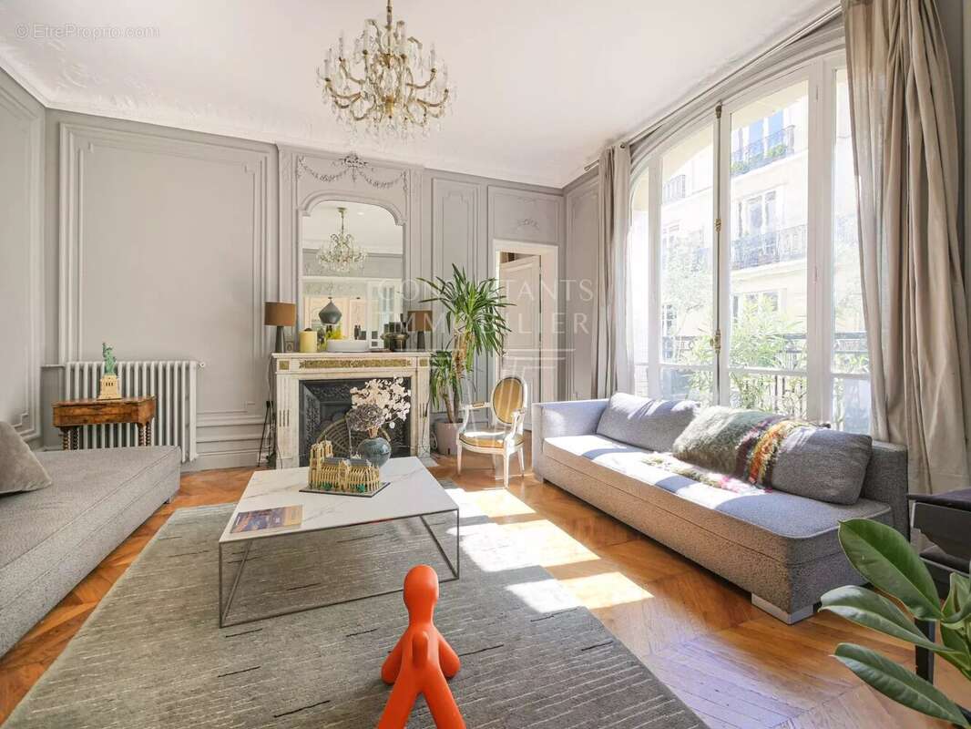 Appartement à PARIS-16E
