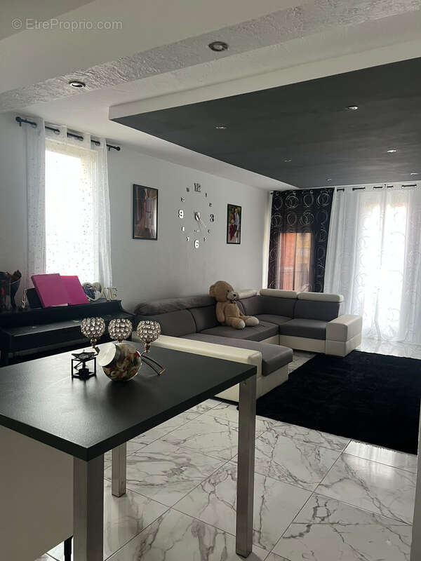 Appartement à CARROS