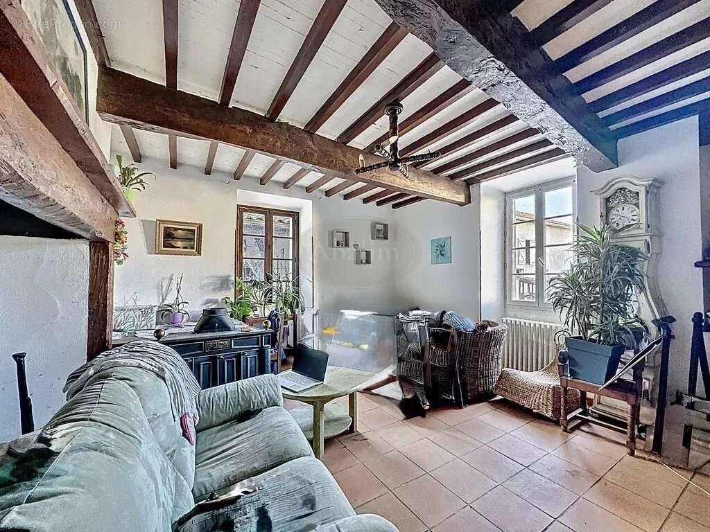 Maison à VILLECOMTAL-SUR-ARROS