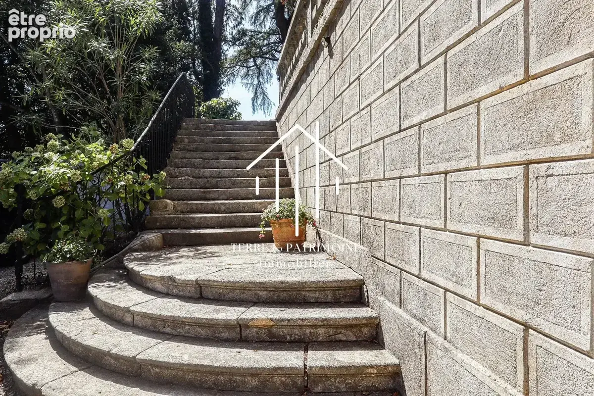 Maison de maître au cœur d’un parc de plus de 8 000 m² à Vals-les-Bains - photo 3