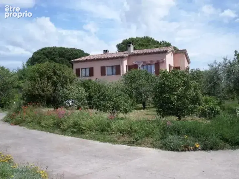 Sur la commune de Saint Paul de Vence, dans quartier calme et résidentiel, - photo 2